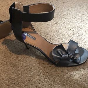 Beautiful ankle strap sandals 2 1/2” heels